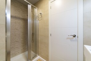 Een haardroger, handdoeken