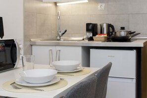 Een koelkast, een microgolfoven, een kookplaat