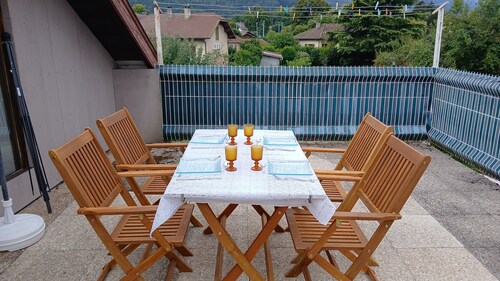 Beautiful apartment with garden between lake and mountain