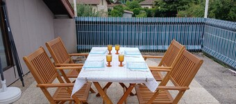 Beautiful apartment with garden between lake and mountain