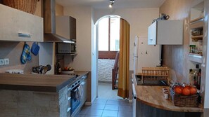 Frigorífico, microondas, horno y placa de cocina