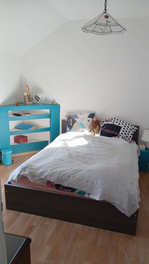 2 bedrooms, iron/ironing board, travel cot, free WiFi
