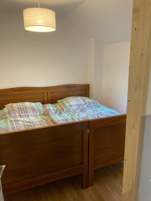 2 Schlafzimmer, BĂŒgeleisen/BĂŒgelbrett, Reisekinderbett, kostenloses WLAN