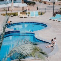 Piscina externa, funciona das 8h às 19h, guarda-sóis, espreguiçadeiras