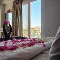 Laptop workspace, blackout drapes, soundproofing, free WiFi