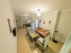Deluxe-Apartment, 2 Schlafzimmer, Terrasse, Poolblick | Wohnbereich | 40-Zoll-LCD-Fernseher mit Kabelempfang
