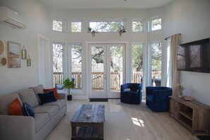 Living area - Naomi`s Nest: Private Jacuzzi and Treetop Views (New Braunfels)