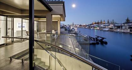 Pet and Kid-Family Friendly • Canal Retreat • Private Jetty