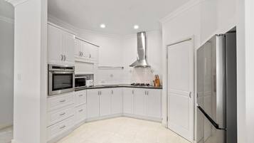 Køleskab, mikrobølgeovn, ovn, kogeplade