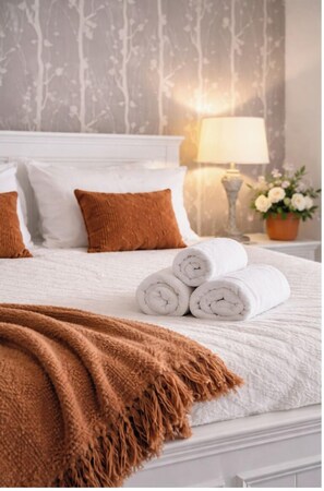 5 bedrooms, iron/ironing board, travel cot, free WiFi - Pet and Kid-Family Friendly • Canal Retreat • Private Jetty (Halls Head)
