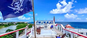 2 unique mid-island suites w/dipping pools