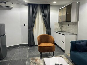 Royal Studio Suite, City View | Living area