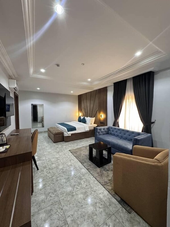 Habitación ejecutiva, 1 habitación, balcón, vista a la ciudad | Área de sala de estar | Televisión 