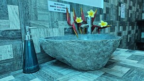 Shower, hair dryer, towels, toilet paper - Bungalow in Guesthouse (Bali)