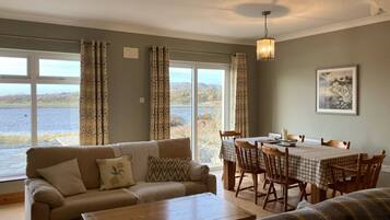 House, 3 Bedrooms, Smoking, Patio | Dining room