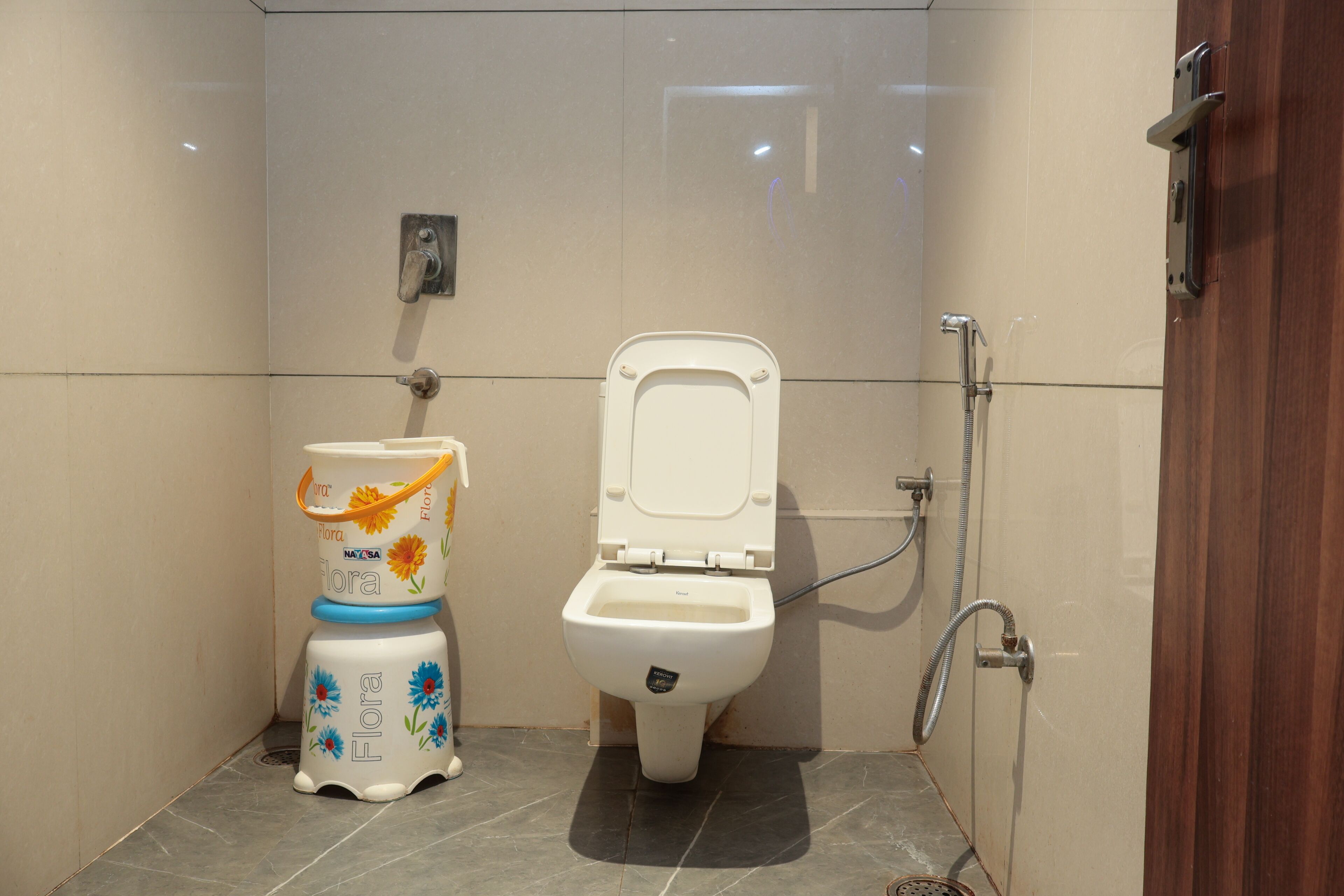 Un bagno con il water e un bidet.