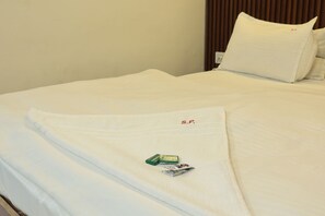 Een bureau, een laptopwerkplek, gratis wifi, beddengoed