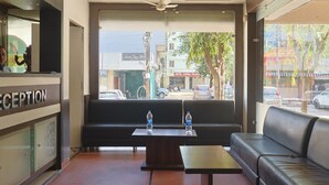 Un área de recepción con un sofá, una mesa y un mostrador.
