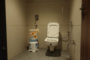 Habitación Deluxe, vistas a la ciudad | Baño | Ducha y cabezal de ducha tipo lluvia