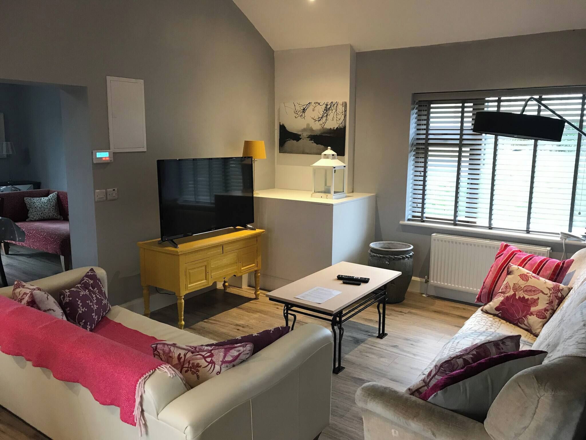 Apartamento, 2 quartos, para fumantes, vista para o jardim | Sala de estar | Livros