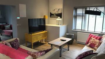 Apartamento, 2 quartos, para fumantes, vista para o jardim | Sala de estar | Livros