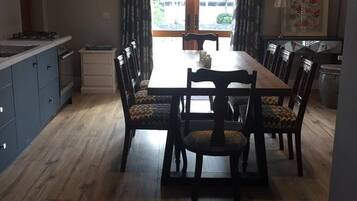 Apartment, 2 Bedrooms, Smoking, Garden View | Dining room