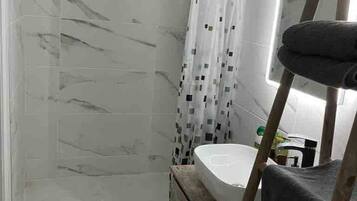 Apartment, 2 Bedrooms, Smoking, Garden View | Bathroom