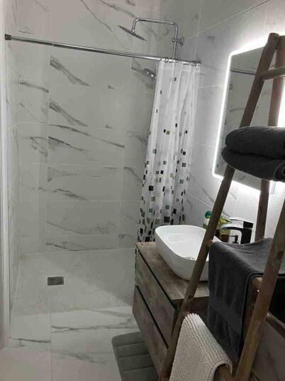 Studio Apartment Sleeps up to 4 Guests in Kinvara