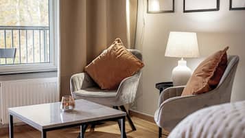 Standard-Doppelzimmer | Wohnbereich | 42-Zoll-LED-Fernseher mit Digitalempfang