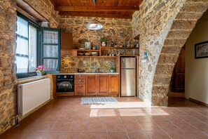 Traditional House, Mountain View | 1 bedroom, iron/ironing board, free WiFi - Orgon Farm Houses (Apostoli)