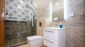 Secador de cabelo, toalhas de banho