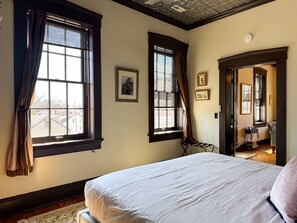 2 bedrooms, iron/ironing board, travel crib, free WiFi - Tamm Loft | River view, Downtown WashMo, Dog-friendly (Washington)