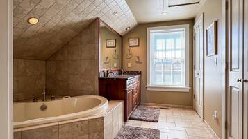 Regadera, tina de hidromasaje, secadora de cabello, toallas