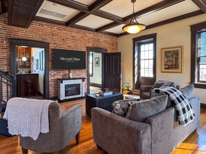 Una Smart TV, una chimenea