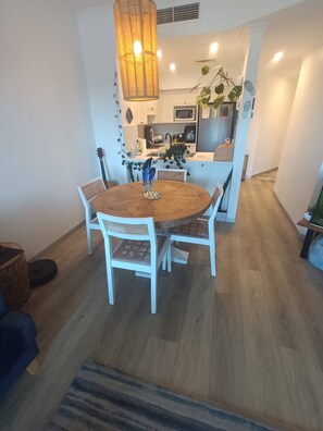 Slaapzaal, 1 slaapkamer, toegankelijk voor mindervaliden, roken | Dineerruimte