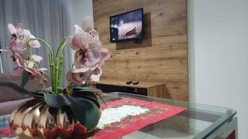 Exclusive Apartment, 2 Bedrooms, Kitchen, Courtyard View | Dining room