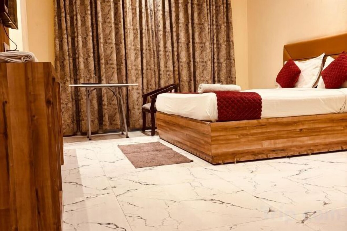Hypo-allergenic bedding, desk, laptop workspace, free WiFi