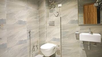 Deluxe Room | Bathroom | Shower, rainfall showerhead, free toiletries, towels