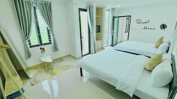 Habitación cuádruple superior, patio, vista a la ciudad | Insonorización, tabla de planchar con plancha y wifi gratis