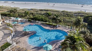 Zona de piscina con vista a la playa y al océano.