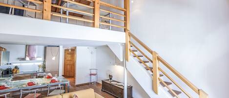 Een televisie en een open haard