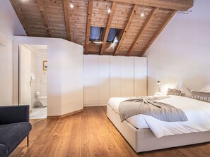 2 bedrooms, travel cot, free WiFi