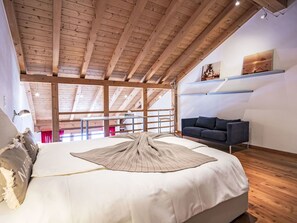 2 bedrooms, travel crib, free WiFi