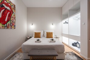 1 chambre, fer et planche à repasser