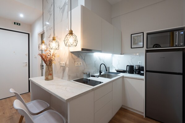 Fridge, microwave, stovetop, coffee/tea maker