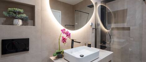 Douche, séchoir à cheveux, savon, shampooing