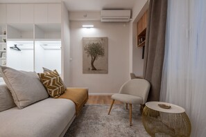 Smart TV - Loft Suite In Syntagma By Metro | Best Location 2 (Athens)