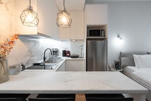 Fridge, microwave, coffee/tea maker, electric kettle - Loft Suite In Syntagma By Metro | Best Location 2 (Athens)