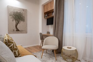 Smart TV - Loft Suite In Syntagma By Metro | Best Location 2 (Athens)