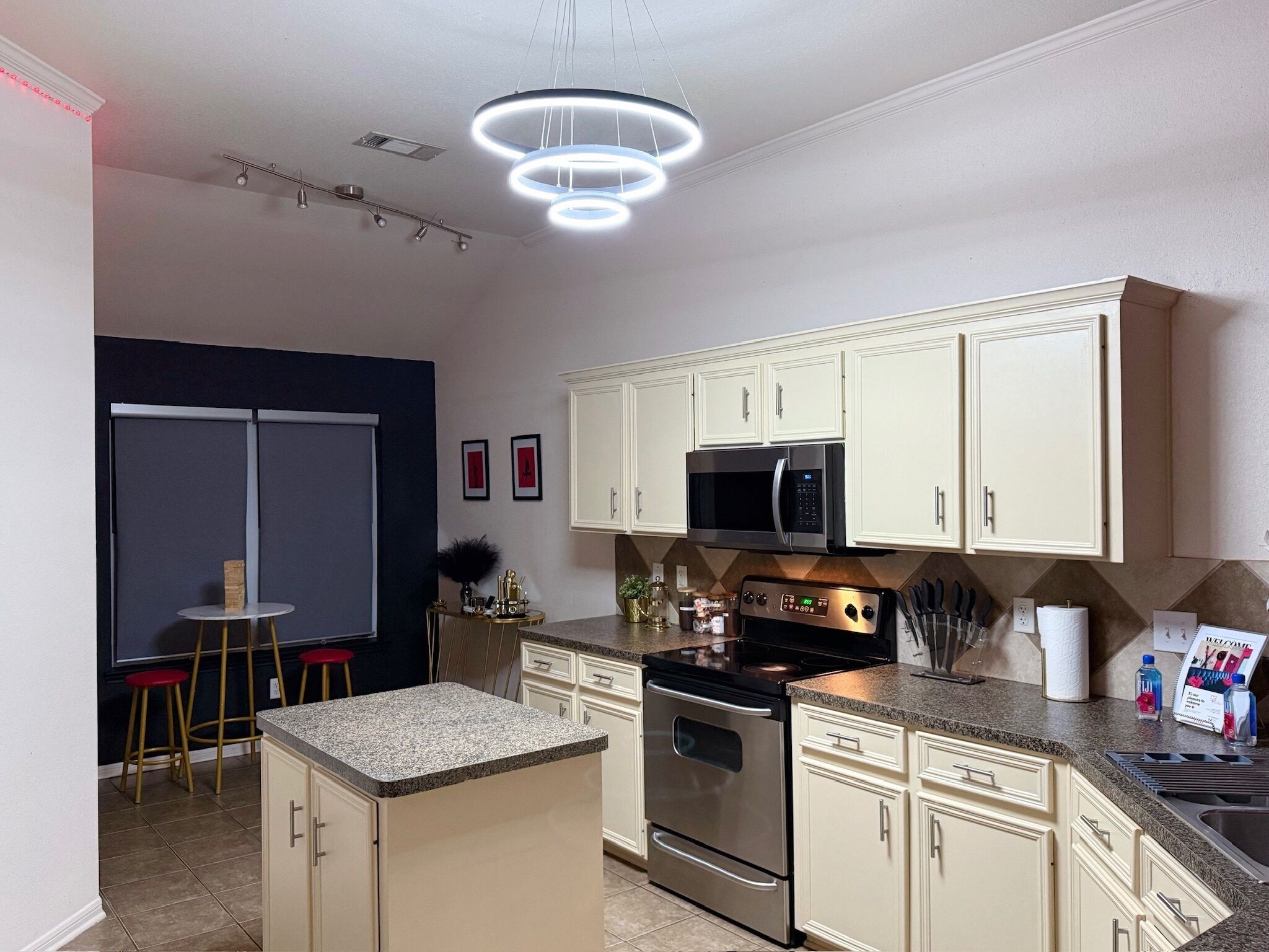 Refrigerador, microondas, horno y parrilla de estufa 